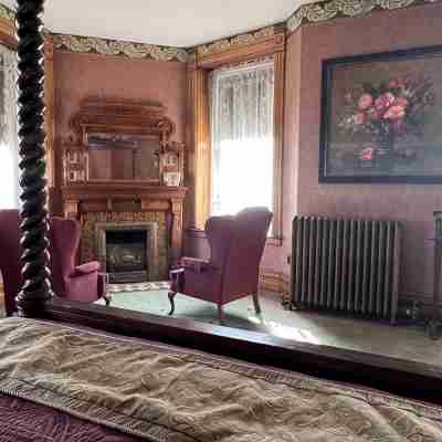 Now available for 1-Day Holiday Events! Message for more information 🏰🌲🥂 Rooms
