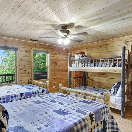 Mountain views~Near the River~Playground~Pet Friendly!