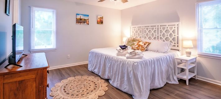 Remodeled Beach House 1 block from beach. 4min walk. Sleeps 8. Hotels in Emerald Isle