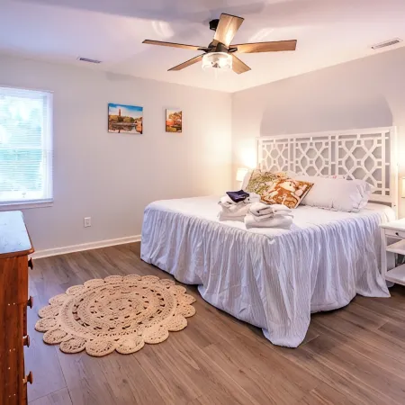 Remodeled Beach House 1 block from beach. 4min walk. Sleeps 8.