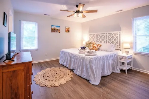 Remodeled Beach House 1 block from beach. 4min walk. Sleeps 8. - 2 estrellas