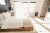 NEW- Modern Home Close to Downtown - Hot Tub! - balcony