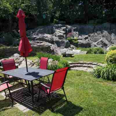 Stroll to SeaView/Beach; Great Yard Hotel Exterior