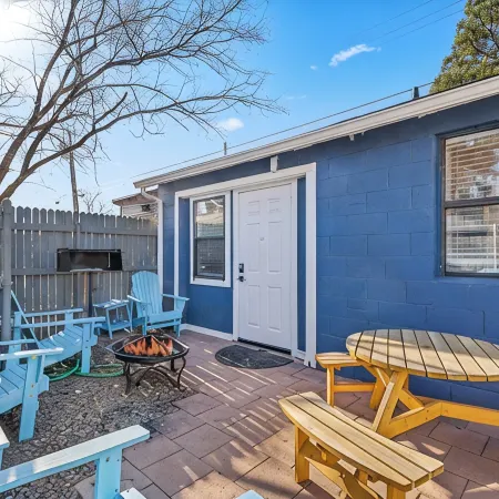 Downtown Blueberry Bungalow w/AC, Fully Fenced Yard, 3 Smart TVs, W/D, Fast WiFi
