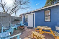 Downtown Blueberry Bungalow w/AC, Fully Fenced Yard, 3 Smart TVs, W/D, Fast WiFi - Bungalows