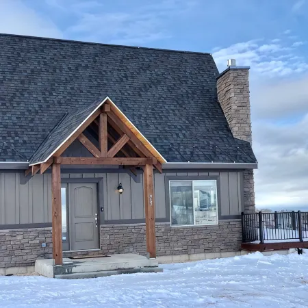Immaculate Garden City Cabin - Stunning Bear Lake Views - Sleeps 14!!