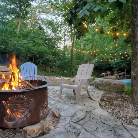 Innsbrook Falls Hideaway - Roomy lakefront Chalet w/ spacious deck & firepit