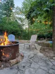 Innsbrook Falls Hideaway - Roomy lakefront Chalet w/ spacious deck & firepit - Chalets
