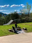 Twin Oaks: Close to Town! Mtn Views! Hot Tub! - Wifi