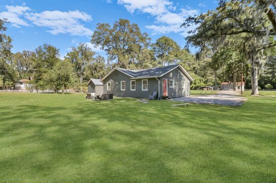 Modern 3 Br Bungalow Sleep 8, Family/Pet Friendly, 15 Min from Downtown/Outlets