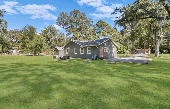 Modern 3 Br Bungalow Sleep 8, Family/Pet Friendly, 15 Min from Downtown/Outlets