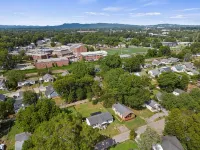 Wallk to coffee shops restaurants,  breweries all with in 1.5 miles of downtown - 3-Star