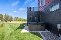 Architectural Masterpiece Home with Mountain Views & Hot Tub - Mountain view