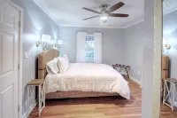 Cottage in the Oaks  is a  restored Historical Cottage from the late 1800’s - 3 stjerner
