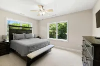 Douglas Lakefront home - dock, decks, firepit perfect for multi-family getaway! - 4 stjerner