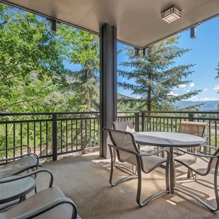 Ski in- ski out 3bd 2ba Modern Contemporary At Capitol Peak Base Village