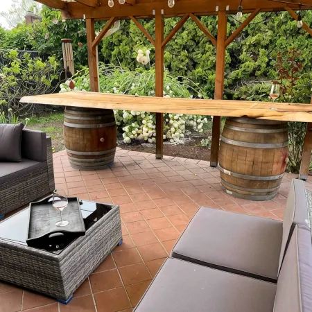 Outdoor Living and Indoor Bar - Entire house - walk to Autzen Stadium