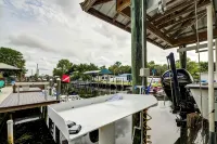 Waterfront Home on deep canal, private dock, close to boat ramp Ft Island Trail - Parvekkeita