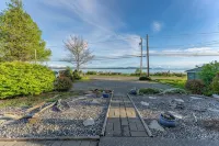 Oceanside Retreat ~ Private Beach in Quaint Seaside Town - 4-Star