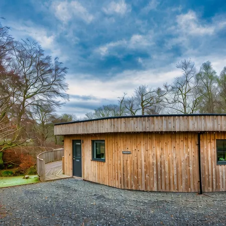 The Crannog Circular Riverside Retreat with Hot Tub キリンのホテル