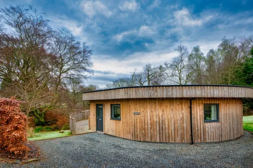 The Crannog Circular Riverside Retreat with Hot Tub - Alloggi