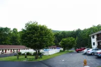 Fran Cove Motel - Parking