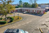 Adams Inn - Motel