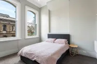 Four Bedrooms Over Looking Queens Gardens - Apartments