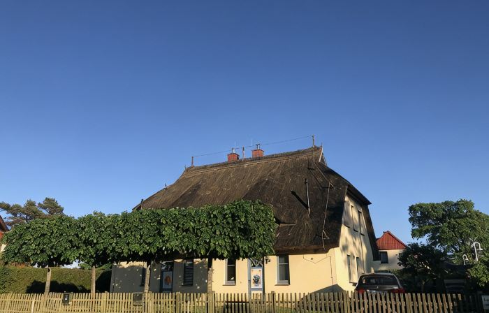 Beautiful thatched roof house with south-facing terrace, 2 shower rooms and 2 parking spaces