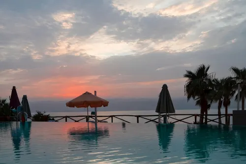 O Beach Hotel & Resort - parkir