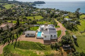 Onetangi Estate including cottage by Waiheke Pure