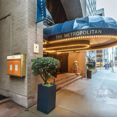 Metropolitan Hotel Vancouver Отели рядом с достопримечательностью «Обзорная площадка Ванкувер»