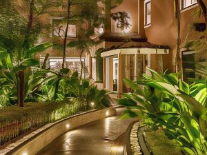 Hotel Thrive, A Tropical Courtyard