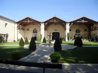 Domaine des Chais Hotels in Pons