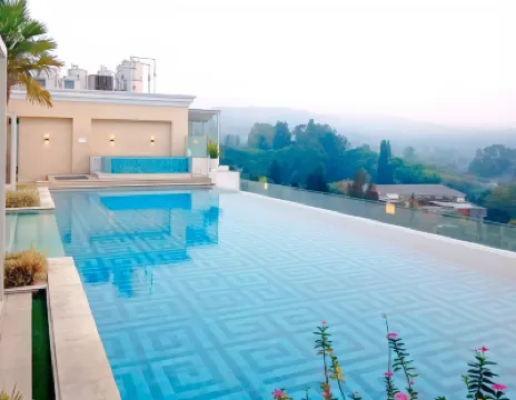 Artdeco Lux Apartment with Mountain View فنادق في 