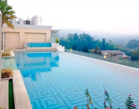 Artdeco Lux Apartment with Mountain View
