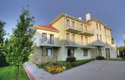 Jade Hotel-Ezüsthíd Hotel Отели в г. 