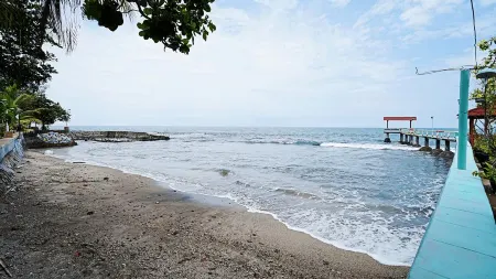 Salsa Beach Hotel Anyer Отели в г. Cinangka