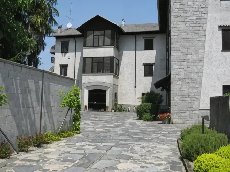 La Bottega Del Falegname Отели в г. Лонате-Поццоло