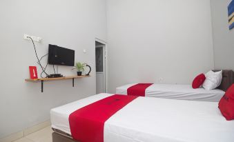 RedDoorz Plus Syariah Near Alun Alun Sampang