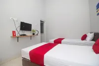 RedDoorz Plus Syariah near Alun Alun Sampang Hotel dekat Madura Store 2