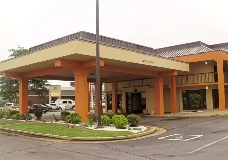 Econo Lodge Inn and Suites - Jackson