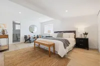 Charming 2-bedroom house in delightful Solana Beach with AC, WiFi.