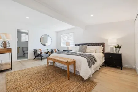 Charming 2-bedroom house in delightful Solana Beach with AC, WiFi. Отели в г. Солана Бич