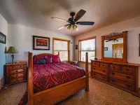 Luxury River View Cabin, Hot Tub + Fireplace, Private Retreat Hotels in Freeman