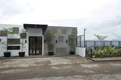 D'Stone Mountain Villa by Hi Villas Hotel dekat Zoomanji Bandung