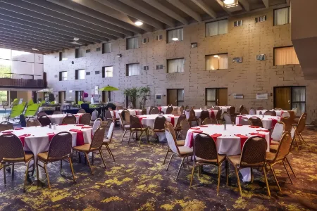 Best Western Plus Kelly Inn Отели рядом с достопримечательностью «Государственный университет Сент-Клауд»