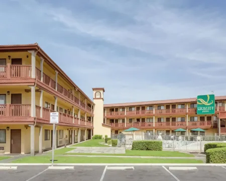 Quality Inn Отели рядом с достопримечательностью «Costco Gas Station»