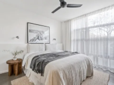 Maple on Edward, Berry - by Linnaeus Collection โรงแรมในBerry