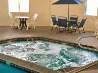 Super 8 by Wyndham Escanaba - Hot Tub